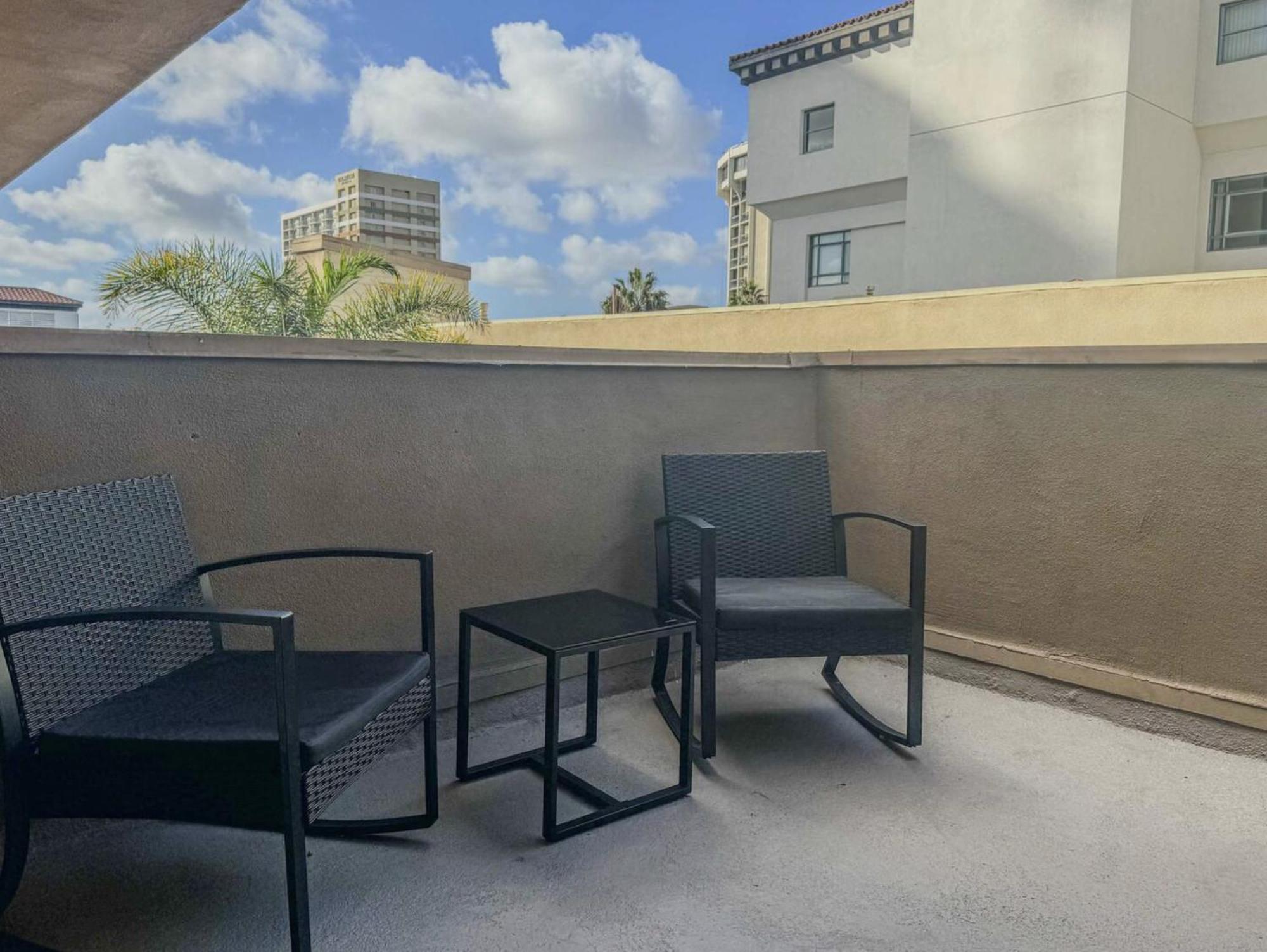 Charming 2nd Ave Lofts In Downtown With Parking Apartment