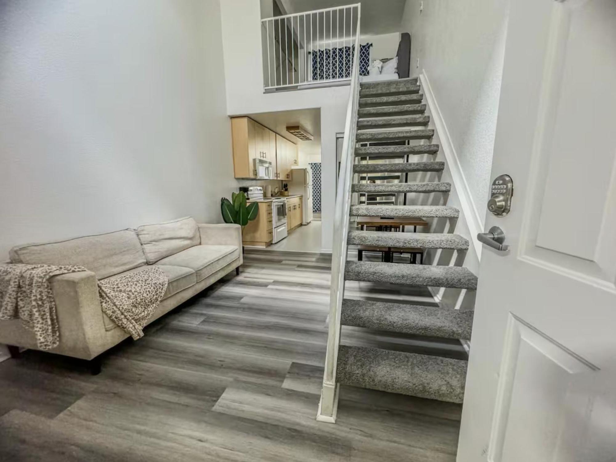 Charming 2nd Ave Lofts In Downtown With Parking *