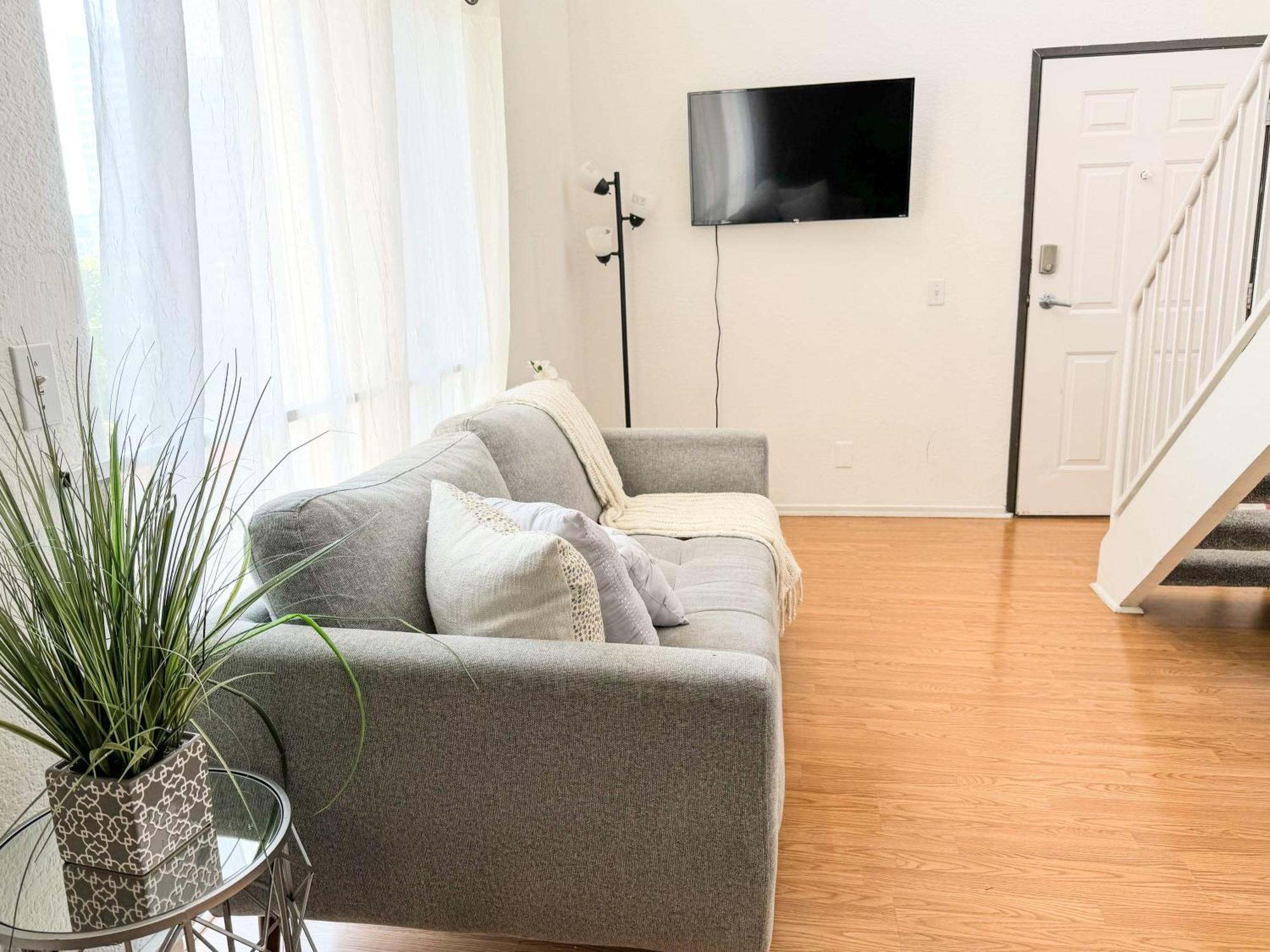 Charming 2nd Ave Lofts In Downtown With Parking *