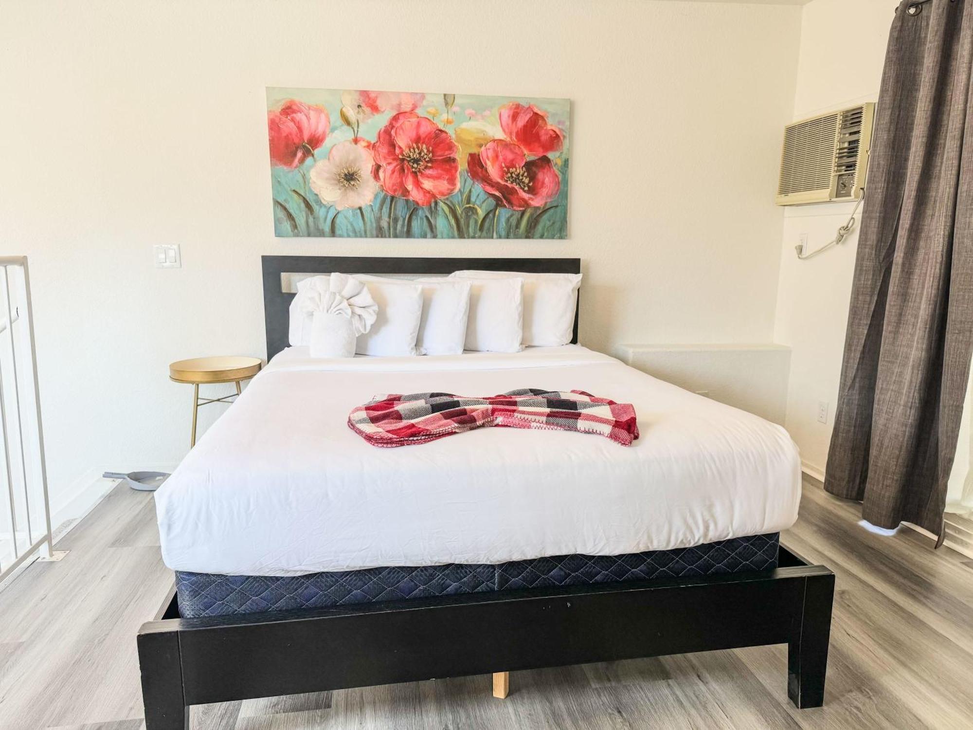 Charming 2nd Ave Lofts In Downtown With Parking
