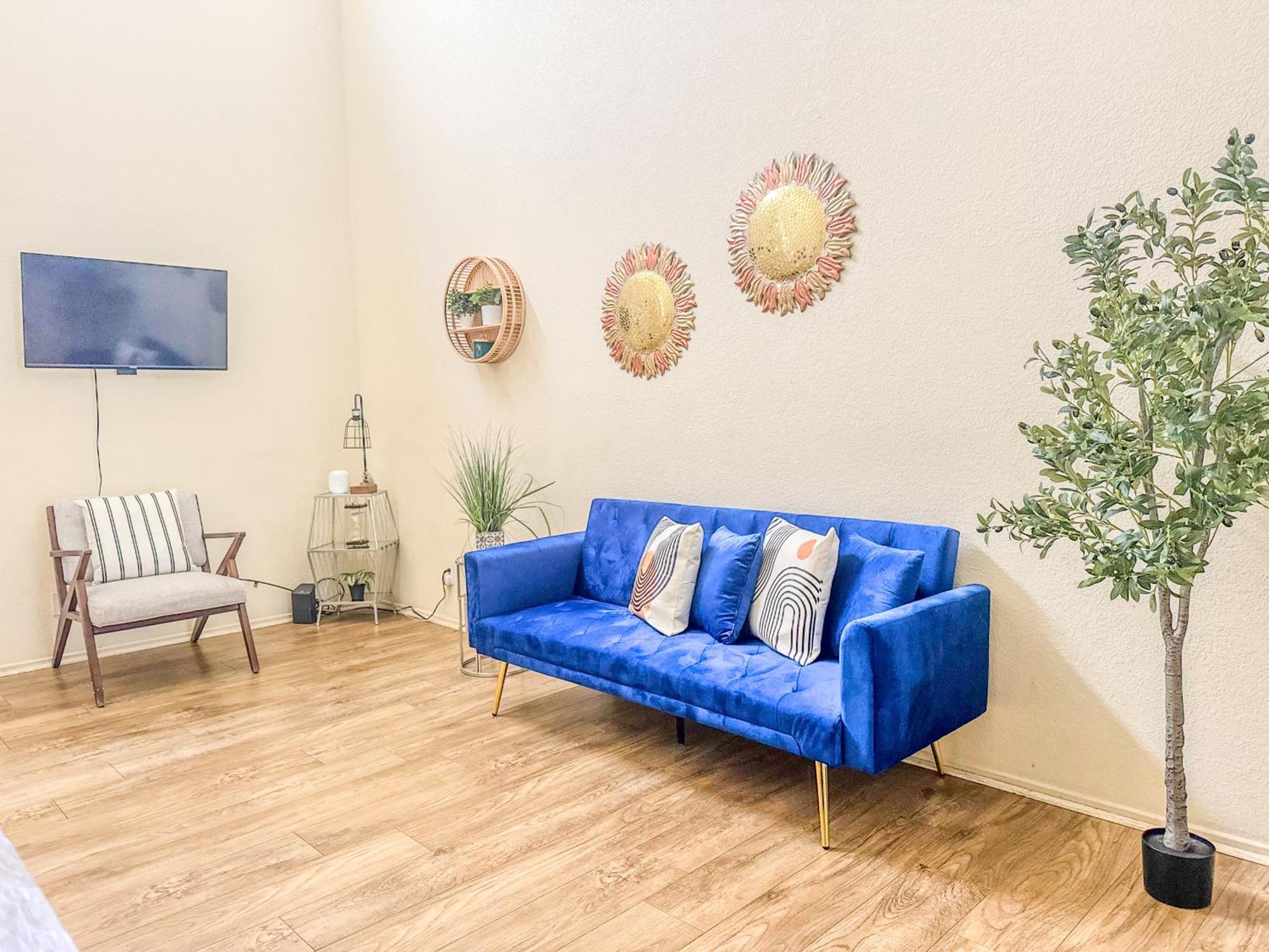 Charming 2nd Ave Lofts In Downtown With Parking *